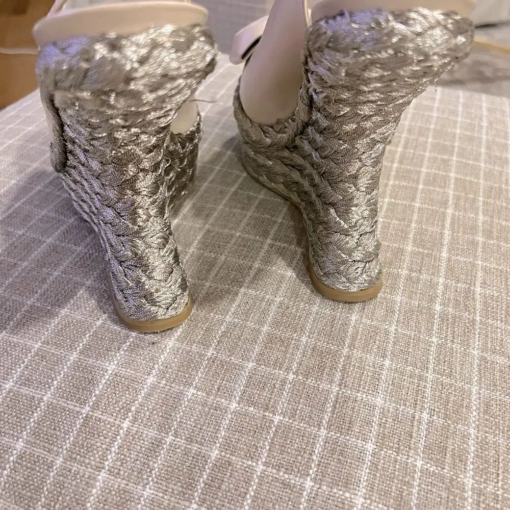 Stuart Weitzman Softbow metallic wedge size 6.5 - Picture 3 of 10